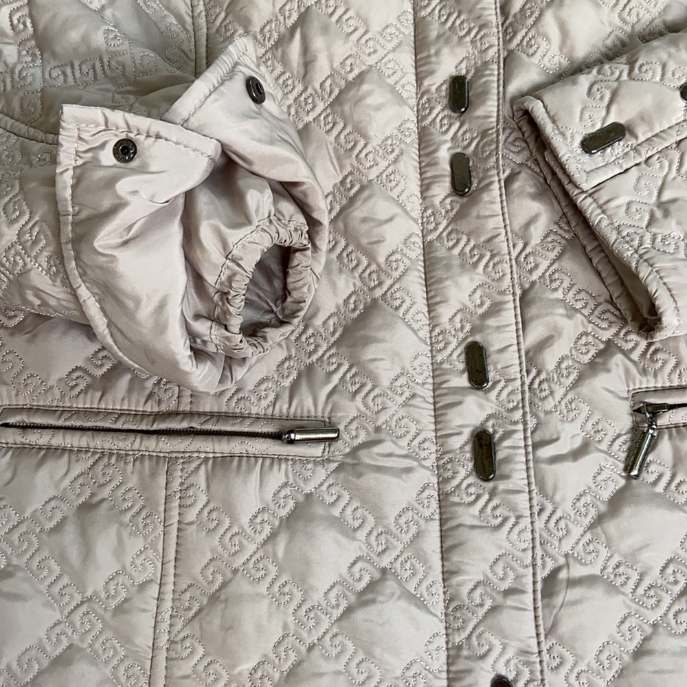 Beautiful jacket - Picture 3 of 8